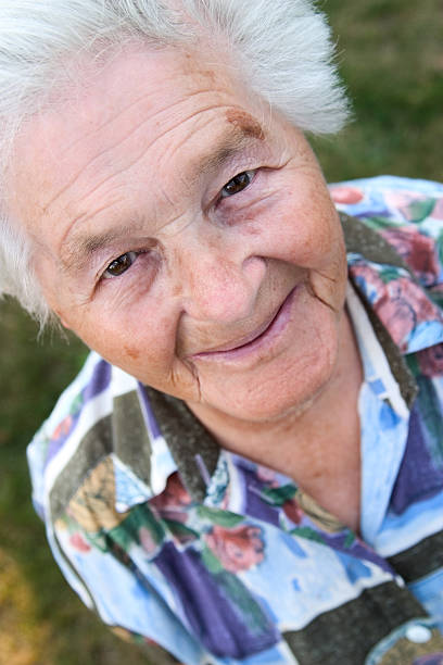 senior frau lächelnd - over 100 number 100 senior adult women stock-fotos und bilder