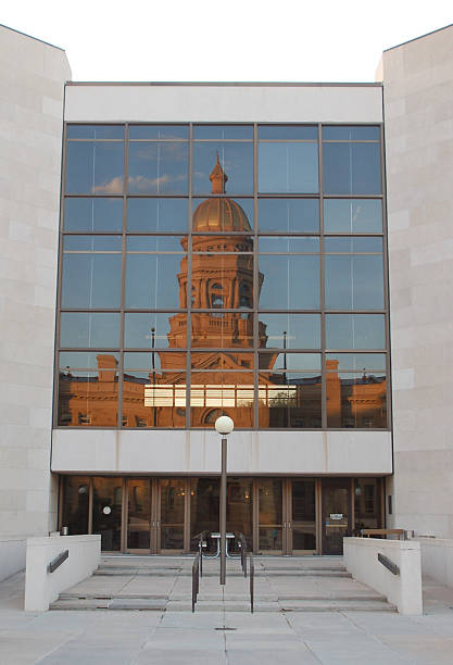 wyoming capitol odzwierciedlenie w budynku biurowym - wyoming cheyenne capital governor zdjęcia i obrazy z banku zdjęć