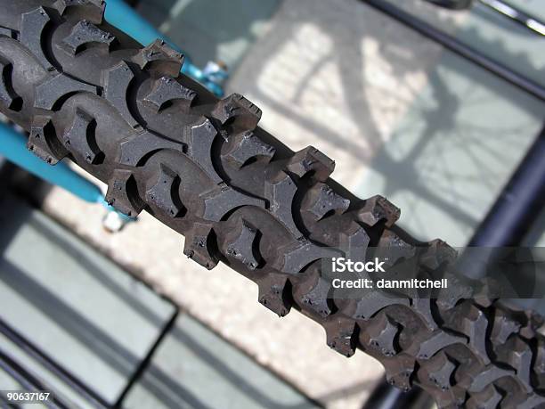 Pneu De Bicicleta - Fotografias de stock e mais imagens de Bicicleta - Bicicleta, Bicicleta de montanha, Borracha - Material