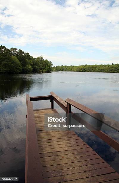 Cais No Verão Tempo Lago - Fotografias de stock e mais imagens de Ao Ar Livre - Ao Ar Livre, Atividade Recreativa, Cais - Estrutura Feita pelo Homem