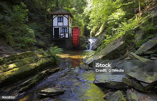 Foto de Waterwheel No Groudle Glen e mais fotos de stock de Sapato salto alto com plataforma - Sapato salto alto com plataforma, Adulto, Casa