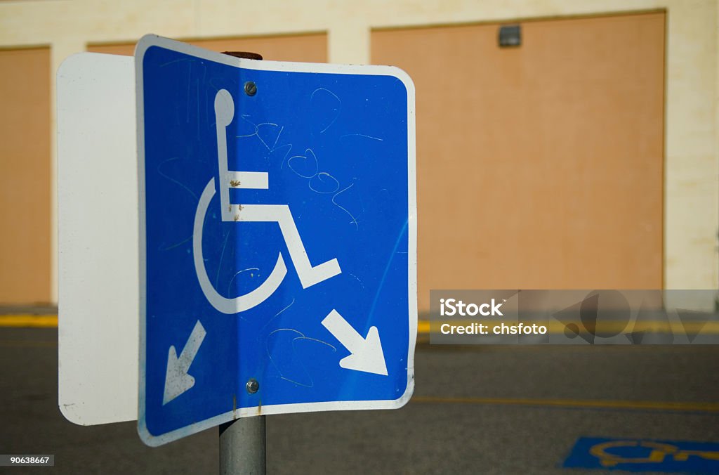 Piegato e Vandalized Segnale per disabili - Foto stock royalty-free di Accesso con la sedia a rotelle