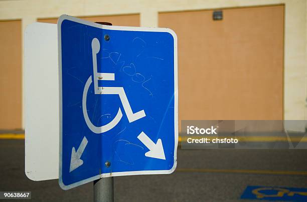 Wygięty I Vandalized Znak Niepełnosprawnych - zdjęcia stockowe i więcej obrazów Aranżować - Aranżować, Asfalt, Bez ludzi