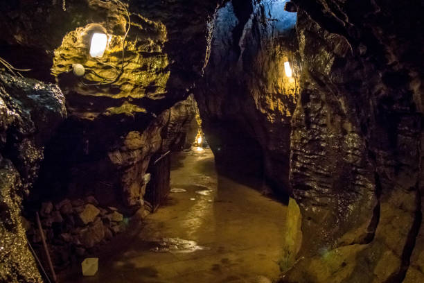 niebieski john cavern derbyshire - derbyshire zdjęcia i obrazy z banku zdjęć