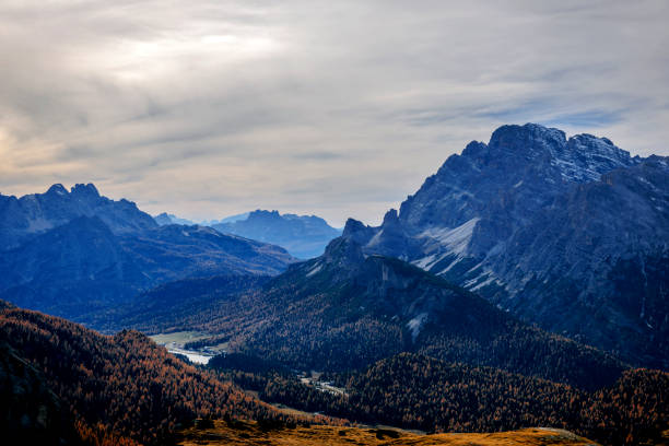 вид на гору монте-кристалло из рифуджио ауронцо, доломити, италия - day autumn beauty in nature belluno стоковые фото и изображения