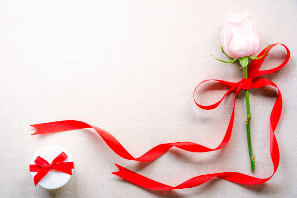 레드 리본으로 장미와 귀여운 선물 상자 - unwritten 뉴스 사진 이미지