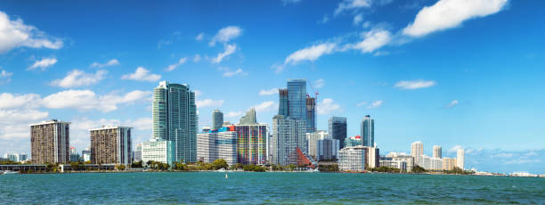 miami centrum brickell panoramę słoneczny dzień rozszerzony panorama - miami florida skyline panoramic florida zdjęcia i obrazy z banku zdjęć