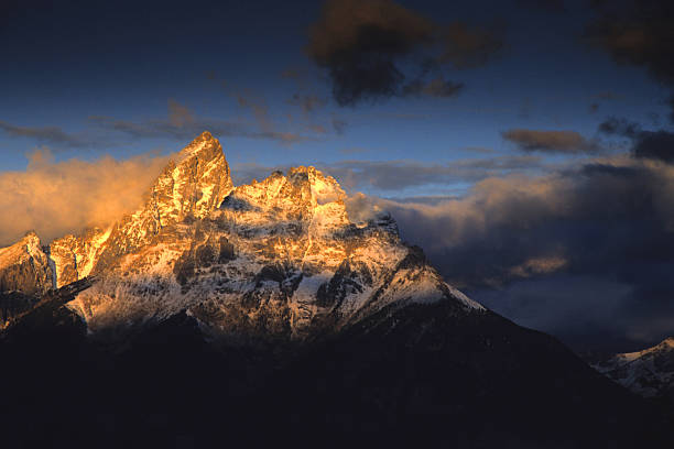 tramonto paesaggio di montagna - inspiration cold motivation passion foto e immagini stock