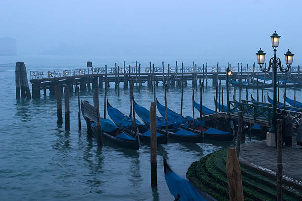 lugares-italia, venecia, niebla#1 - scerene fotografías e imágenes de stock