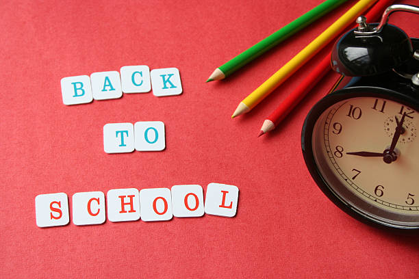 back to school "6 - back to school equipment capital letter clock stock-fotos und bilder