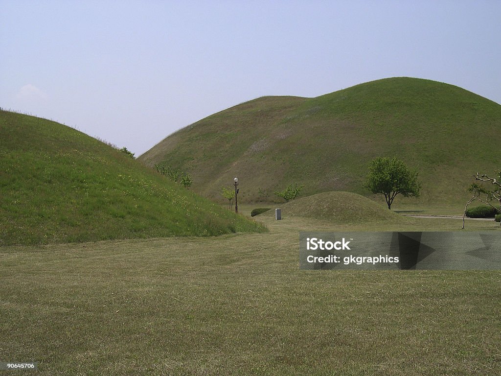 Sepoltura mounds - Foto stock royalty-free di Ambientazione tranquilla