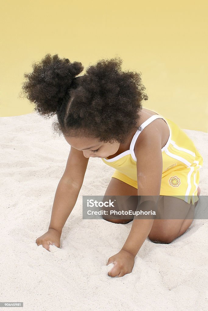 Bella giovane ragazza giocando nella sabbia - Foto stock royalty-free di Ambientazione esterna