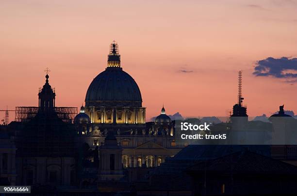 Atardecer En St Peters Roma Foto de stock y más banco de imágenes de Aire libre - Aire libre, Amanecer, Anochecer