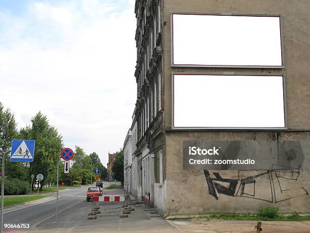 街の空の看板作業パス - 広告看板のストックフォトや画像を多数ご用意 - 広告看板, 築く, 壁