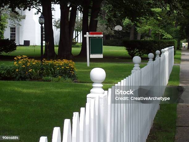 Photo libre de droit de Panneau Immobilier Et Blanc Palissade banque d'images et plus d'images libres de droit de Blanc - Blanc, Maison, Palissade