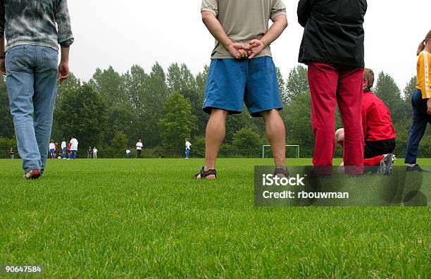 De Futebol - Fotografias de stock e mais imagens de Pais - Pais, Futebol, Espectador