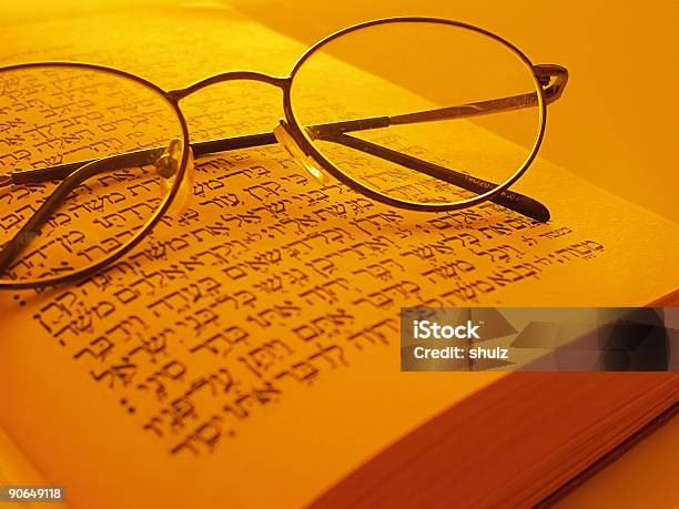 Otwórz Tora I Okulary - zdjęcia stockowe i więcej obrazów Judaizm - Judaizm, Książka z obrazkami, Literatura