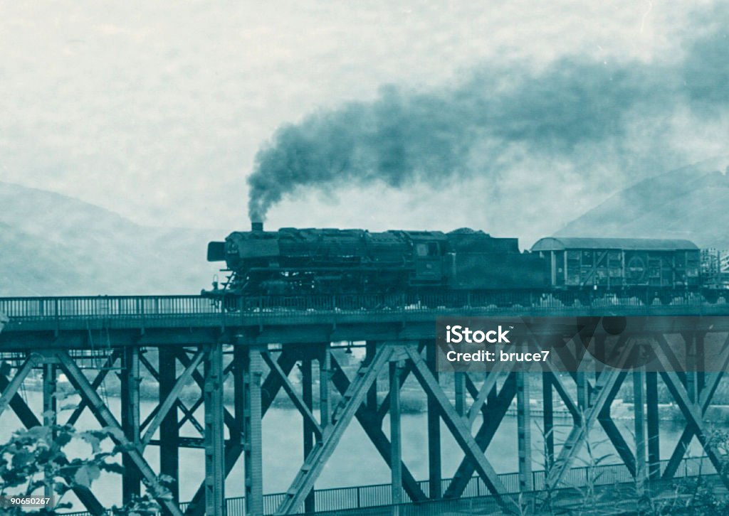 Trem atravessando uma ponte - Foto de stock de Estrada de ferro royalty-free