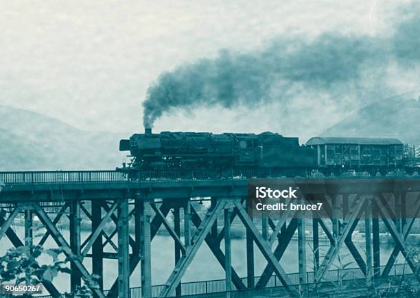 Foto de Trem Atravessando Uma Ponte e mais fotos de stock de Estrada de ferro - Estrada de ferro, Fotografia - Imagem, Fumaça