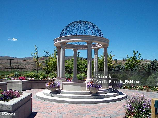 Dome - Fotografias de stock e mais imagens de Ao Ar Livre - Ao Ar Livre, Arbusto, Canteiro de flores