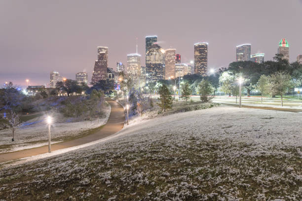 inusual nieve en centro de la ciudad de houston y nevadas en el eleanor park - eleanor fotografías e imágenes de stock