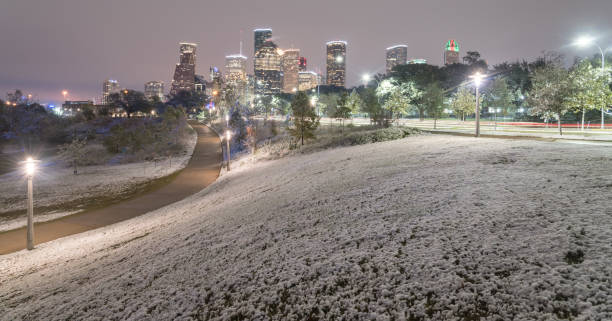 neve incomum em downtown houston e queda de neve em eleanor park - eleanor - fotografias e filmes do acervo