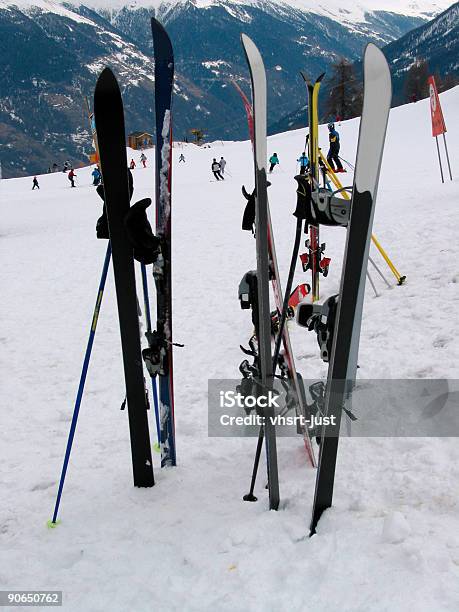 Foto de Esqui De Diálogo e mais fotos de stock de Atividades de Fins de Semana - Atividades de Fins de Semana, Esqui - Equipamento esportivo, Esqui Alpino