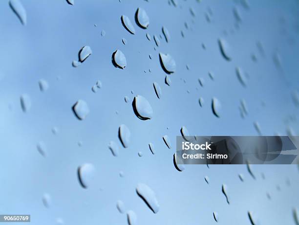 Pingos De Chuva Na Janela 2 - Fotografias de stock e mais imagens de Acontecimentos da Vida - Acontecimentos da Vida, Alambique - Equipamento Industrial, Azul Turquesa