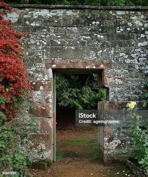 Ворота В Саду Secret Garden — стоковые фотографии и другие картинки Формальный сад - Формальный сад, Balloch, Великобритания