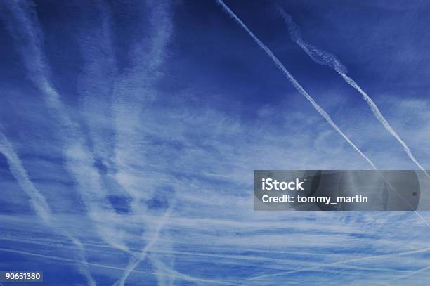 Céu Azul Jet Percursos - Fotografias de stock e mais imagens de Ao Ar Livre - Ao Ar Livre, Azul, Céu