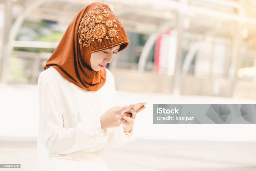 Porträt glückliche junge Muslimin - Lizenzfrei Arabeske Stock-Foto
