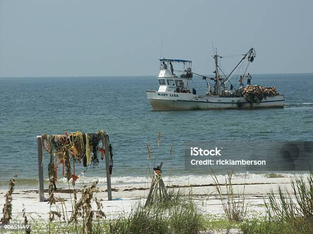 Pesca En Bote Foto de stock y más banco de imágenes de Aire libre - Aire libre, Arrastrero, Color - Tipo de imagen