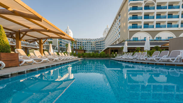 luksusowy hotel wypoczynkowy z basenem - poolside swimming pool resort swimming pool hotel zdjęcia i obrazy z banku zdjęć