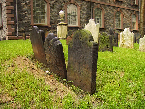 Cemitério headstones - 3 em uma fileira - foto de acervo