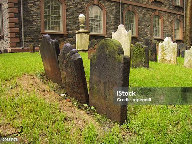 Foto de Cemitério Headstones 3 Em Uma Fileira e mais fotos de stock de Assustador - Assustador, Bloco, Cemitério