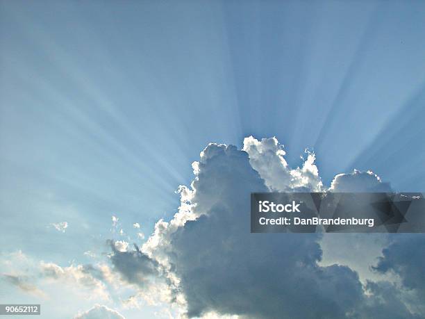 Beleuchtet Wolken Stockfoto und mehr Bilder von Regen - Regen, Sonne, Beleuchtet