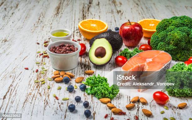 Selección De Fruta Fresca Y Verduras Salmón Frijoles Y Nueces Concepto De Cocinar Y Comer Comida Sana Fitness Dieta Vegetariana Y Estilo De Vida Ingredientes Buenos Para El Corazón Y La Diabetes Foto de stock y más banco de imágenes de Diabetes