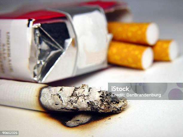 Sigaretta Pack - Fotografie stock e altre immagini di Pacchetto di sigarette - Pacchetto di sigarette, Antigienico, Cenere