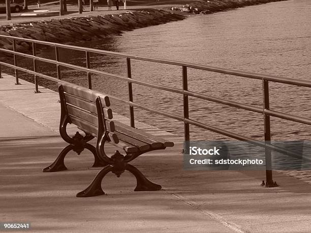 Lonely Скамейка На Набережной — стоковые фотографии и другие картинки Без людей - Без людей, Вода, Горизонтальный