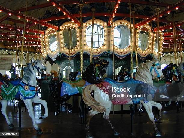 Horsiesgoround Foto de stock y más banco de imágenes de Amor a primera vista - Amor a primera vista, Arcada, Atracción de feria