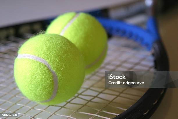 Foto de Raquetes E Bolas De Tênis e mais fotos de stock de Tênis - Esporte de Raquete - Tênis - Esporte de Raquete, Amarelo, Bola