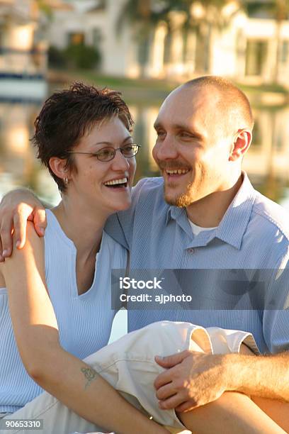 Felice Amorevole Coppia Vicino Al Lago - Fotografie stock e altre immagini di Allegro - Allegro, Amore, Composizione verticale