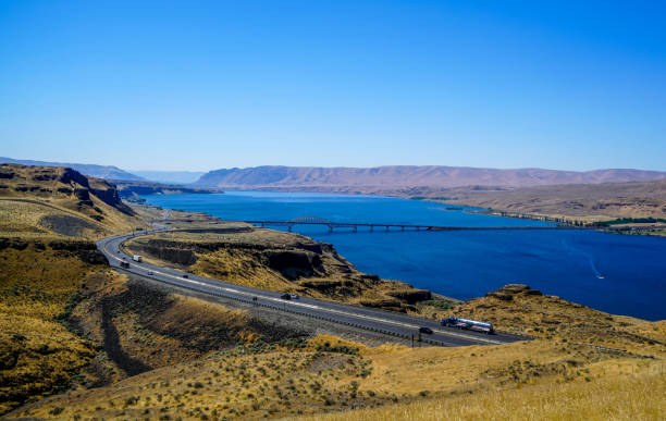 istock The River Borders Oregon And Washington States 906535146