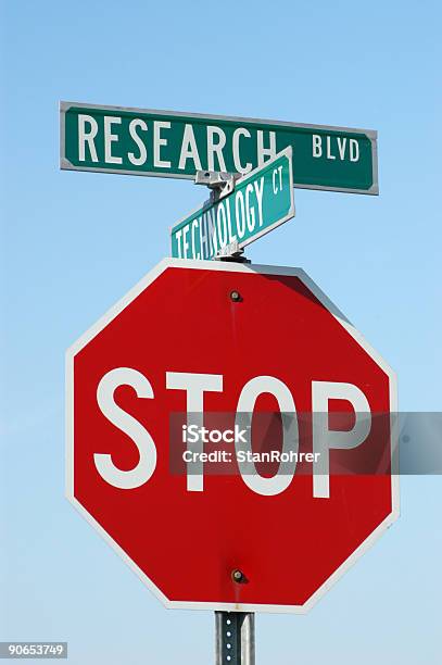 Research Blvd E Segnale Di Stop Cartello Stradale - Fotografie stock e altre immagini di Ricerca - Ricerca, Segnaletica stradale, Autostrada