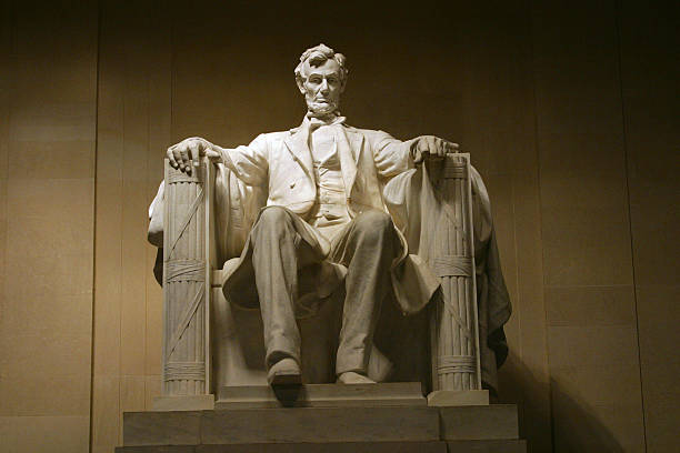 Lincoln memorial in white marble Lincoln Memorial at night abraham lincoln stock pictures, royalty-free photos & images