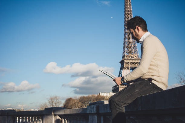 istock Artist drawing in Paris 906542816