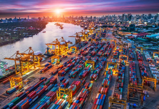 logística y transporte de envase carguero y avión de carga con puente grúa en el astillero de trabajo al amanecer, logística de importación exportación y antecedentes industria de transporte - astillero fotografías e imágenes de stock