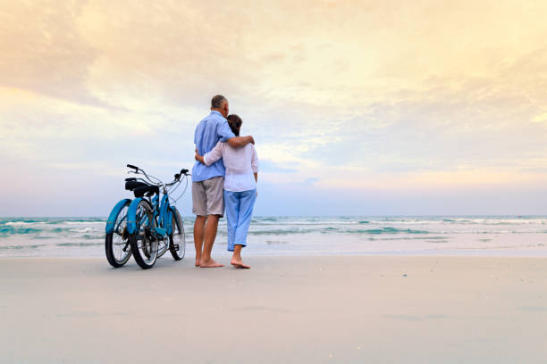 자전거와 함께 활성 몇 - senior couple cycling beach bicycle 뉴스 사진 이미지