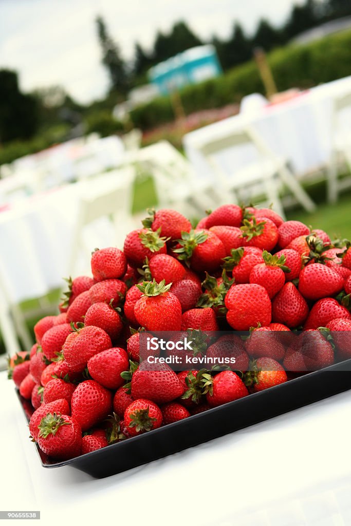 Frische Erdbeeren in schwarz/Tee-Sortiment - Lizenzfrei Beere - Obst Stock-Foto