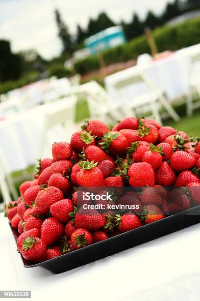 Vassoio Di Fragole Fresche In Nero - Fotografie stock e altre immagini di Alimentazione sana - Alimentazione sana, Bianco, Cibo